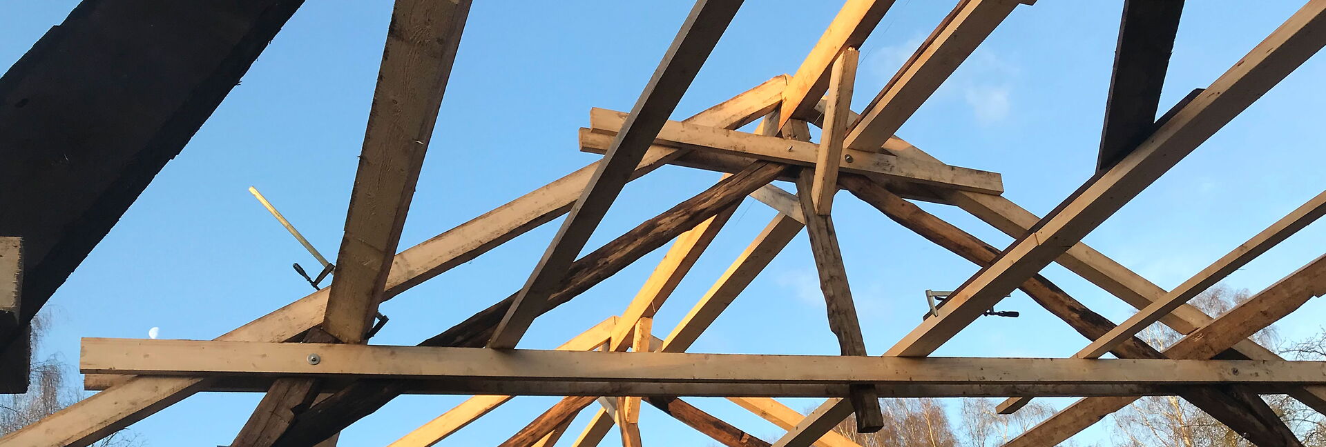 Dachstuhl vor blauem Himmel